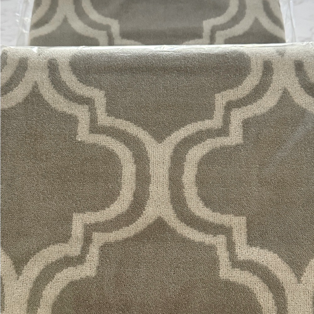 NWT Pottery Barn Scroll Tile Jacquard Pool Towels in Gray, set of 6. - Picture 3 of 3